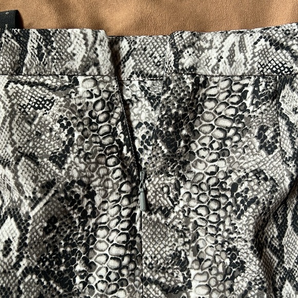 BCBG Max Azria mini skirt chiffon snake print zip up side ruffles soft and sexy - Picture 4 of 4